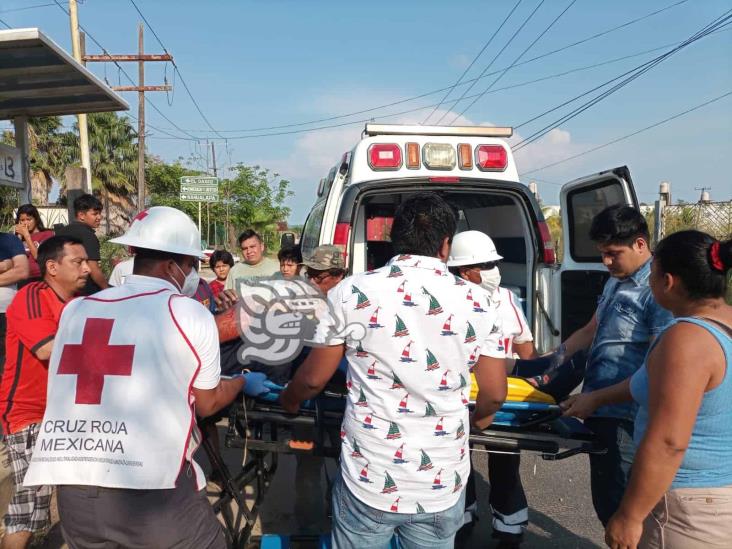 Motociclista sufre fractura tras accidente en tramo Nanchital-Ixhuatlán