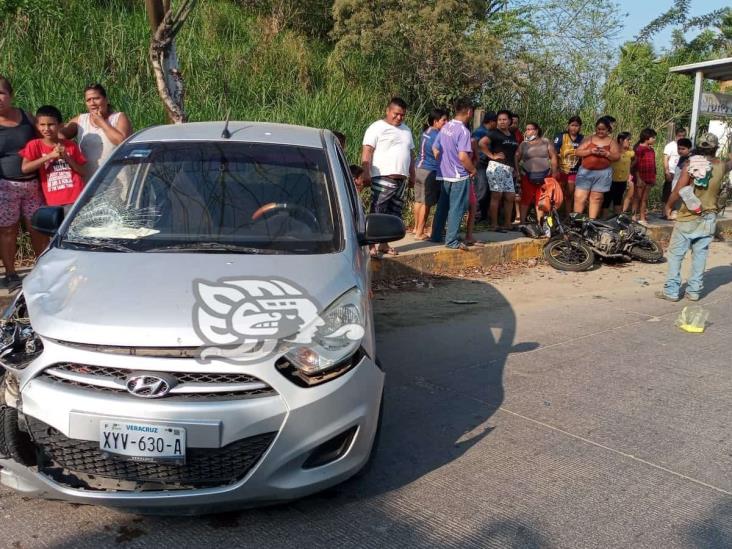 Motociclista sufre fractura tras accidente en tramo Nanchital-Ixhuatlán