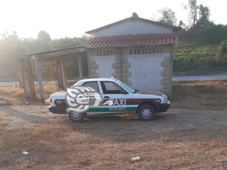 Localizan taxi abandonado en localidad de Cotaxtla