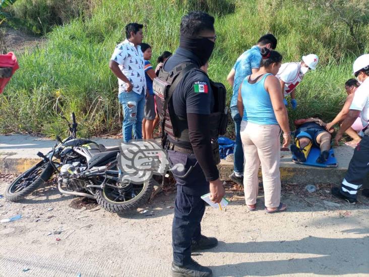 Motociclista sufre fractura tras accidente en tramo Nanchital-Ixhuatlán