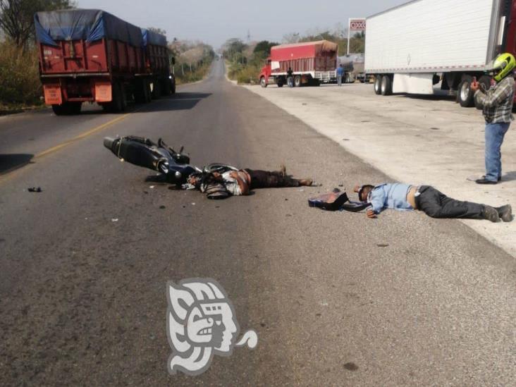 Muere sayuleño tras chocar moto contra camioneta en San Juan