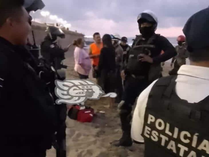 Salvan a dos personas de ahogarse en la playa de Coatzacoalcos