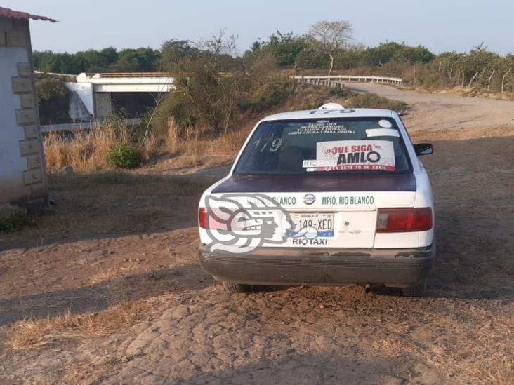 Localizan taxi abandonado en localidad de Cotaxtla