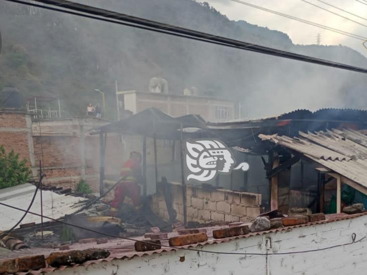 Corto circuito provoca incendio en vivienda en Río Blanco