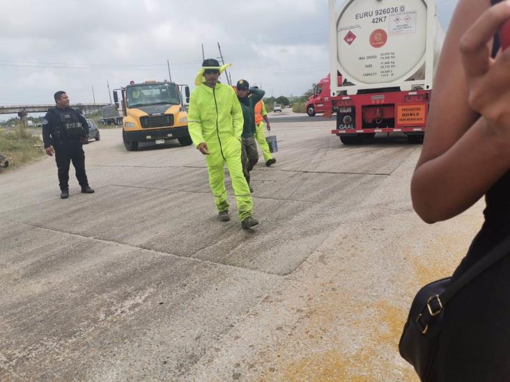 Vuelca góndola cargada de alimento en la Coatza-Villa; se desata rapiña