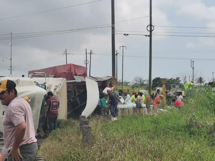 Vuelca góndola cargada de alimento en la Coatza-Villa; se desata rapiña