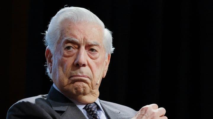 Vargas Llosa, hospitalizado en Madrid por covid-19
