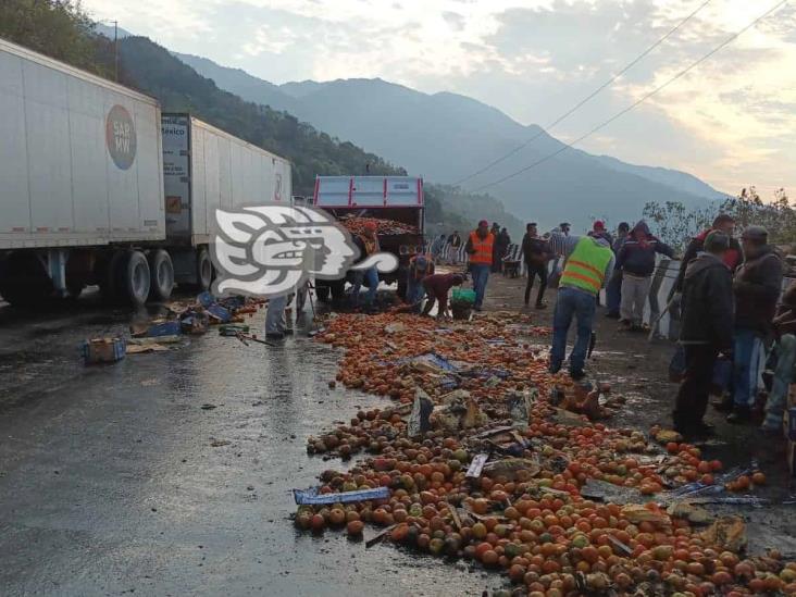 Vuelca tráiler con alimentos en Maltrata; nuevamente roban contenido