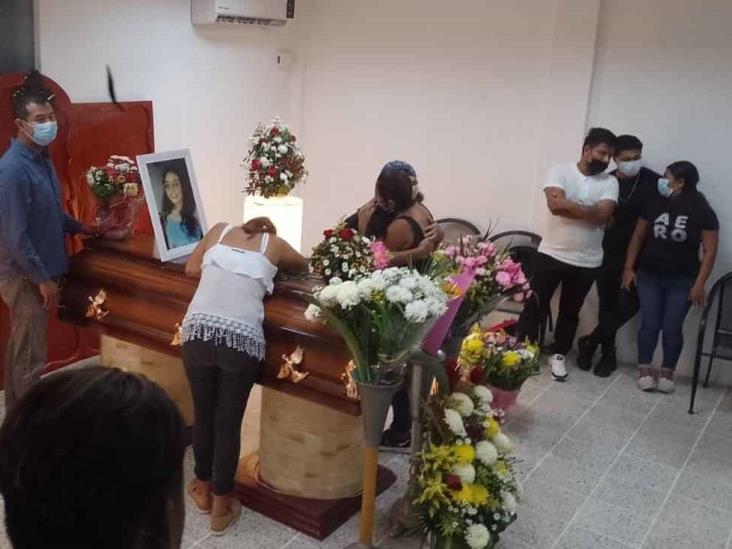 Juanita ya está en casa; reciben su cuerpo con aplausos y flores blancas