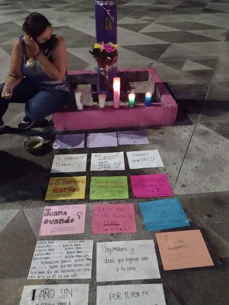 Dejan ofrenda en la antimonumenta en Veracruz en honor a Debanhi Escobar