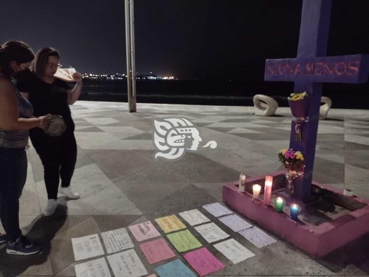 Dejan ofrenda en la antimonumenta en Veracruz en honor a Debanhi Escobar