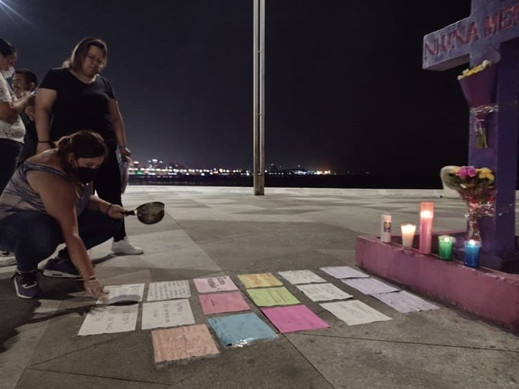 Dejan ofrenda en la antimonumenta en Veracruz en honor a Debanhi Escobar