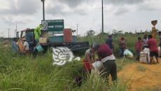 Vuelca góndola cargada de alimento en la Coatza-Villa; se desata rapiña