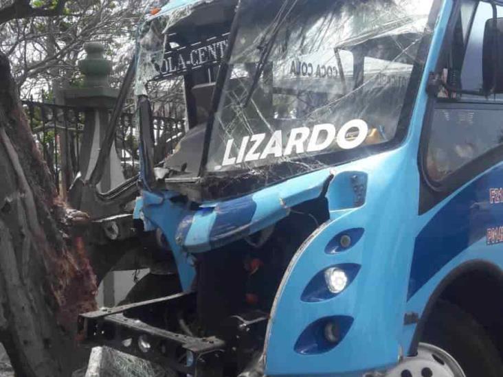 Autobús pierde el control y se estampa contra Cuartel de La Boticaria en Boca del Río