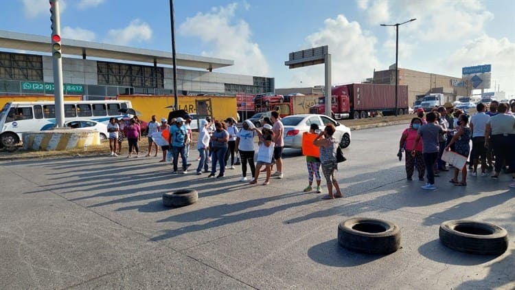 Vecinos del Oasis bloquean avenida Rafael Cuervo en Veracruz por falta de agua