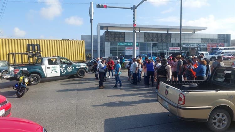 Vecinos del Oasis bloquean avenida Rafael Cuervo en Veracruz por falta de agua