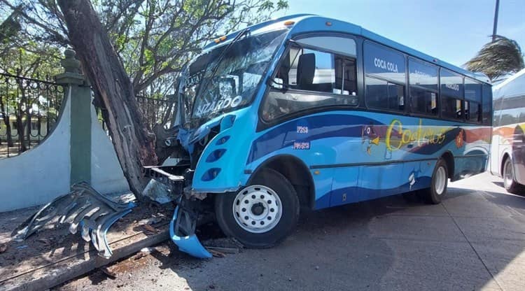 Autobús pierde el control y se estampa contra Cuartel de La Boticaria en Boca del Río
