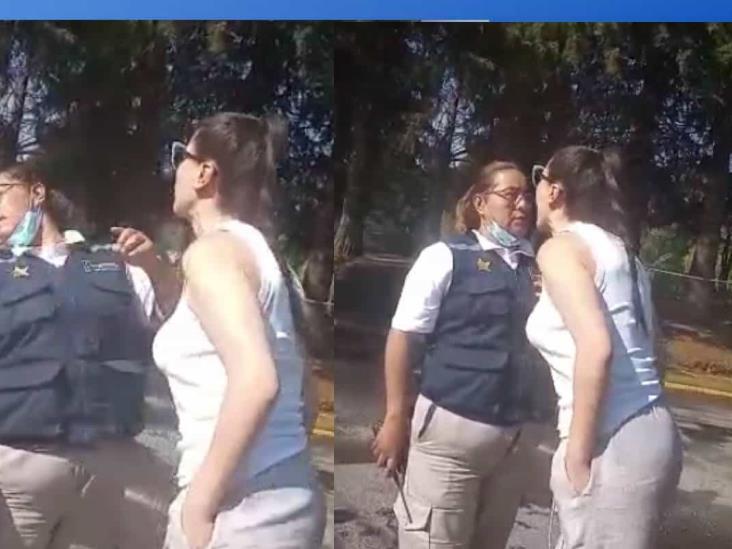 #LadyEscupitajo: mujer golpea y escupe a guardia de seguridad