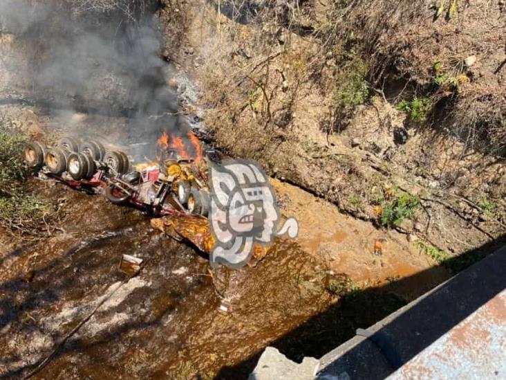 Vuelca tráiler con melaza en Tlaltetela; fallece el conductor