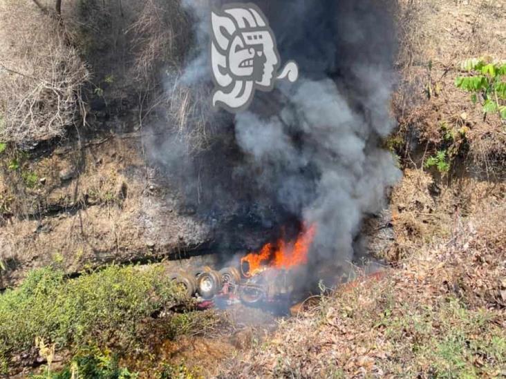 Vuelca tráiler con melaza en Tlaltetela; fallece el conductor