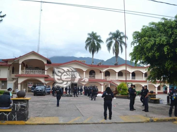 Comerciante secuestra a joven mujer; sufren accidente en el camino, en Atlahuilco