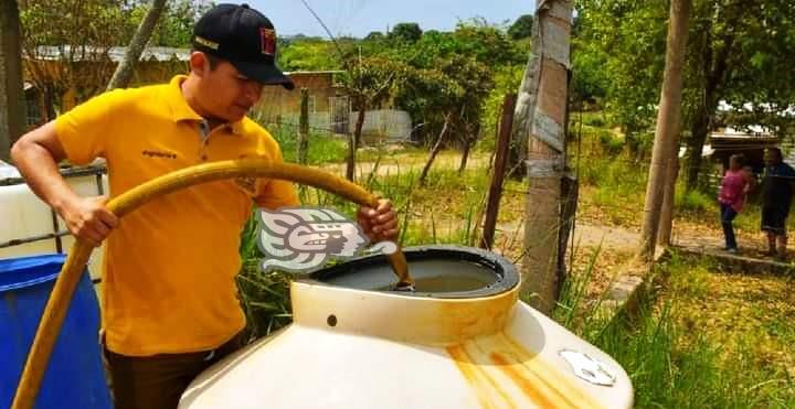Atienden con pipas el desabasto de agua en Cosoleacaque