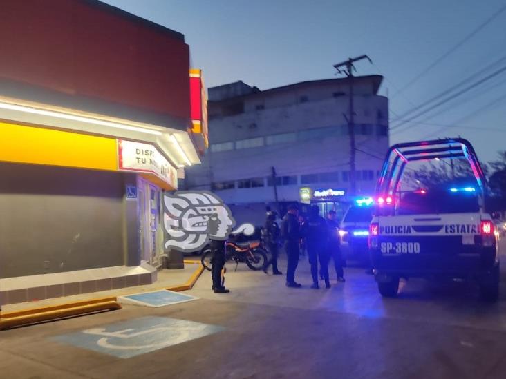 Frustran atraco a tienda de conveniencia en Minatitlán; someten a ladrón