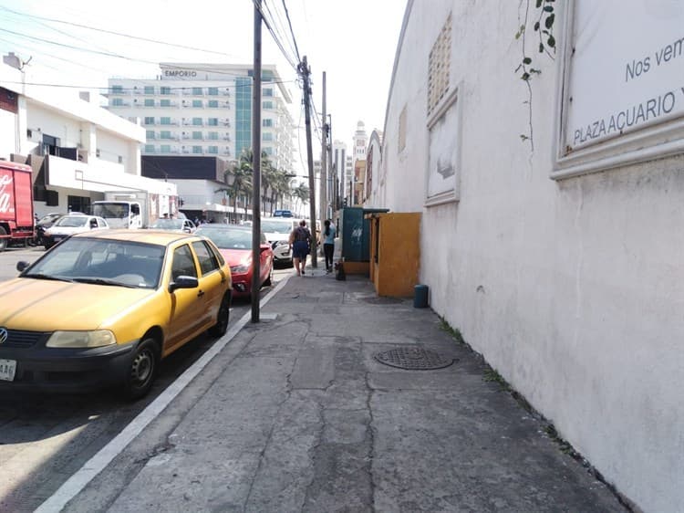 Un riesgo para peatones transformadores sin tapas en el Centro Histórico de Veracruz