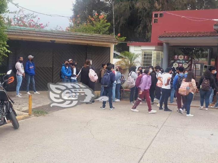 Por uniforme incompleto, retienen a alumnos en Cobaev de Nogales; padres, inconformes