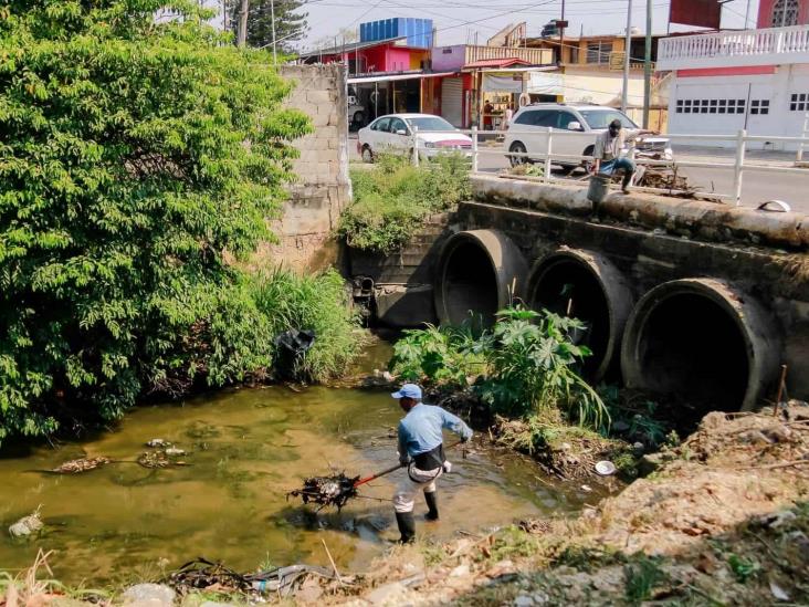 Realizan limpieza y desazolve del arroyo Acotope en Minatitlán 