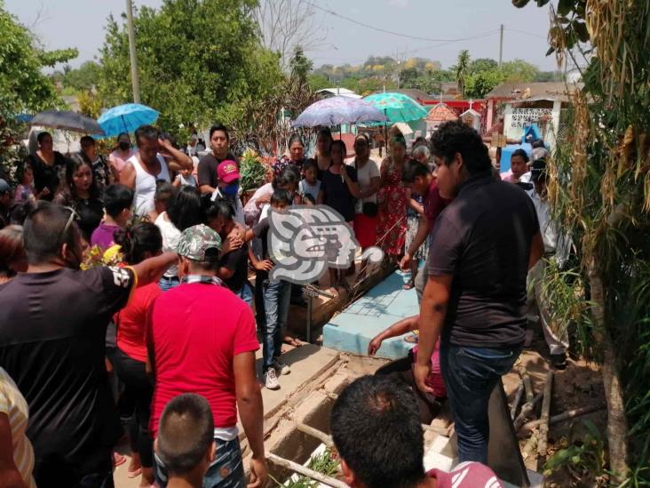 Con oraciones despiden en Oluta a Vianey para su descanso eterno