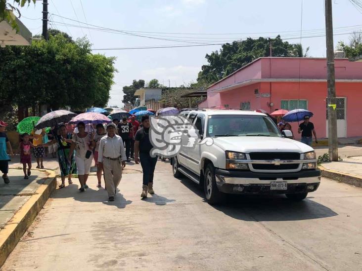 Con oraciones despiden en Oluta a Vianey para su descanso eterno