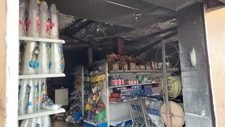 Se incendia negocio en zona de mercados de Veracruz