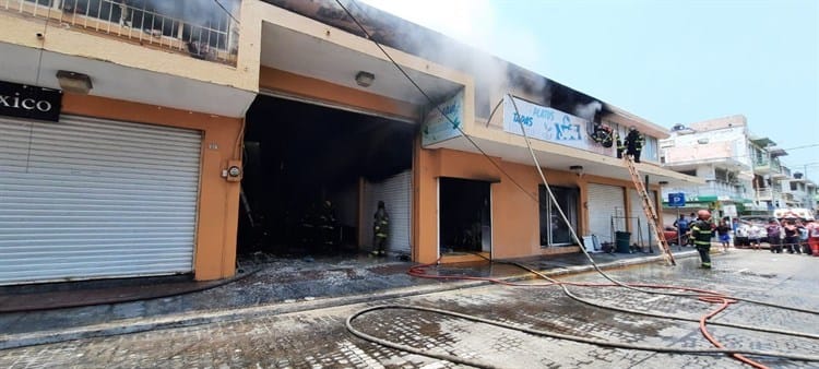 Se incendia negocio en zona de mercados de Veracruz