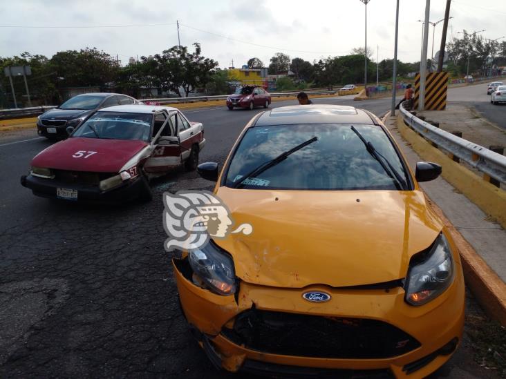 Taxista de vuelta en U y provoca choque en el puente Caracol