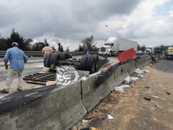 Vuelca tráiler sobre el libramiento Xalapa-Perote; hay un lesionado