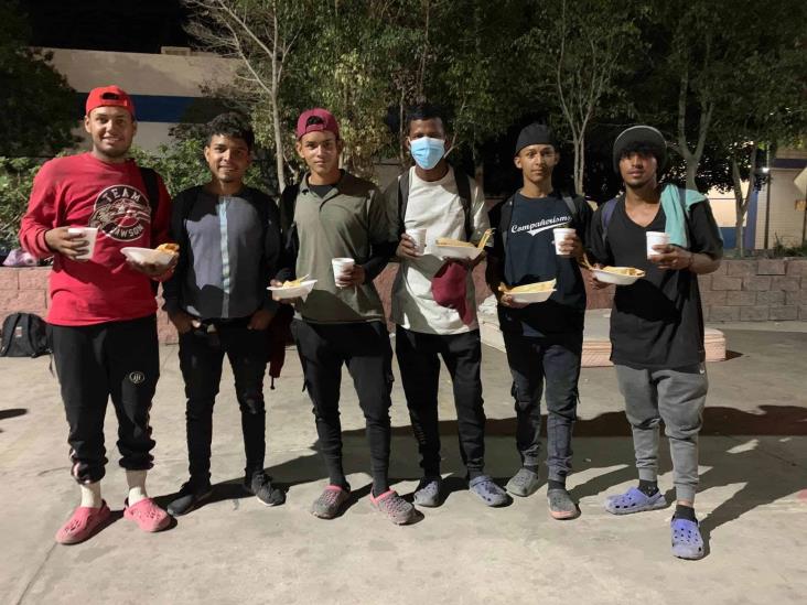 Reciben migrantes ayuda de los “amigos del tren” en Coatzacoalcos