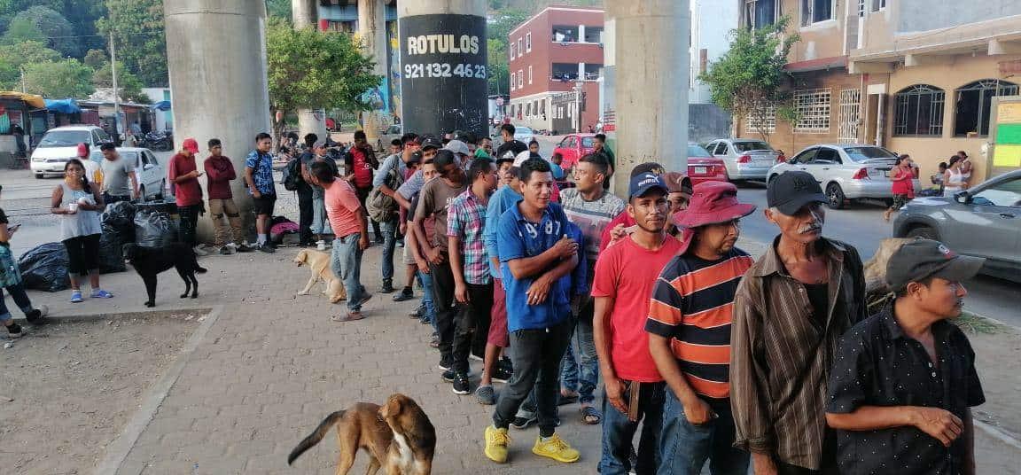 Reciben migrantes ayuda de los “amigos del tren” en Coatzacoalcos