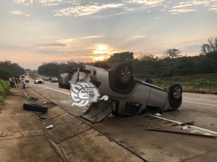 Mecánicos ‘vuelven a nacer’ tras volcar en la Acayucan-Cosoleacaque