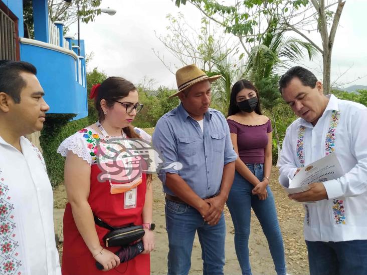 Funcionarios entregan escrituras en colonias de Poza Rica