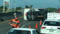 Vuelca camión cargado de muebles sobre la carretera federal Xalapa-Veracruz