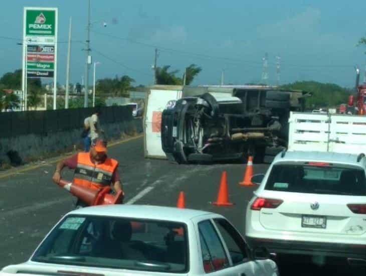 Vuelca camión cargado de muebles sobre la carretera federal Xalapa-Veracruz