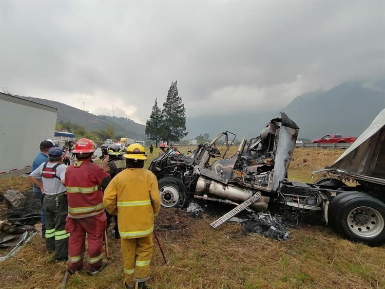 Incendio de tráiler sobre la carretera Orizaba-Puebla deja dos lesionados