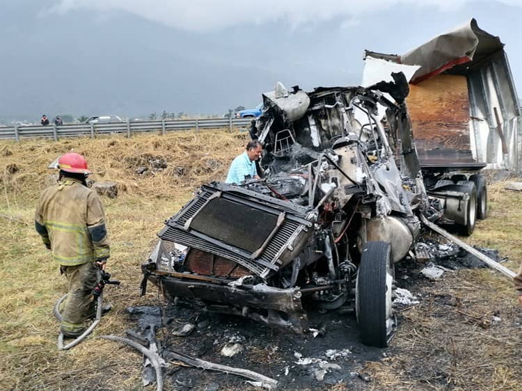 Incendio de tráiler sobre la carretera Orizaba-Puebla deja dos lesionados