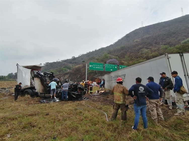 Incendio de tráiler sobre la carretera Orizaba-Puebla deja dos lesionados