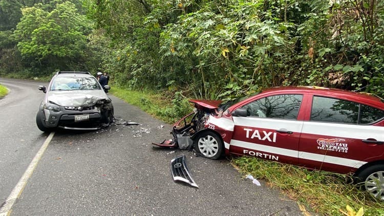 Choque entre una camioneta y un taxi deja 3 heridos, en Fortín