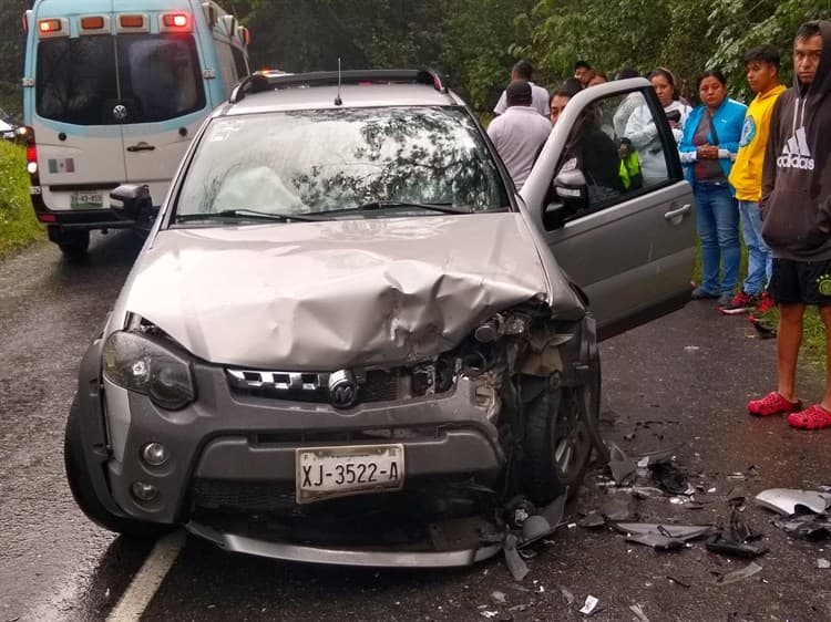 Choque entre una camioneta y un taxi deja 3 heridos, en Fortín