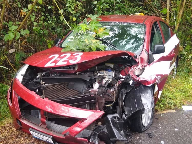 Choque entre una camioneta y un taxi deja 3 heridos, en Fortín