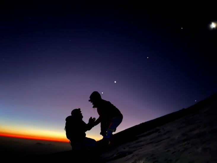 Pareja se compromete en glaciar del Pico de Orizaba