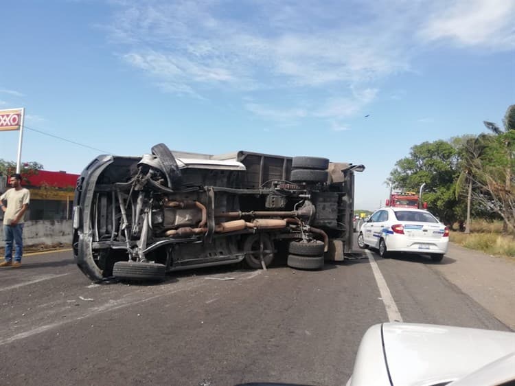 Vuelca camión cargado de muebles sobre la carretera federal Xalapa-Veracruz